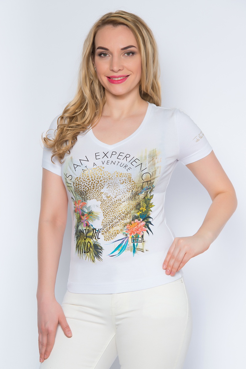 ФутболкаSS16-BGUZ-496 ФутболкаSS16-BGUZ-496Стильная женская футболка BeGood изготовлена из эластичного хлопка. Приталенная модель с короткими рукавами и V-образным вырезом горловины оформлена оригинальным цветочным принтом.