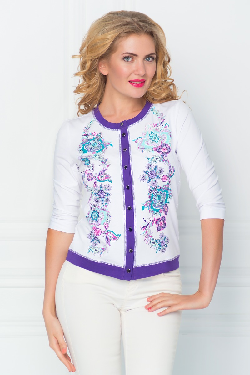 БлузкаSS16-BGUZ-530 БлузкаSS16-BGUZ-530Женская блуза BeGood с рукавами 3/4 и круглым вырезом горловины выполнена из эластичного хлопка. Блузка с удлиненными полочками застегивается на пуговицы спереди. Модель оформлена красочным цветочным орнаментом и имеет контрастную отделку.