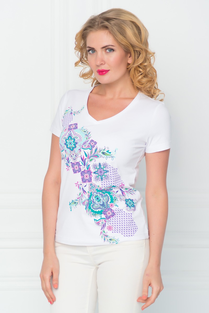 ФутболкаSS16-BGUZ-527 ФутболкаSS16-BGUZ-527Стильная женская футболка BeGood изготовлена из эластичного хлопка. Приталенная модель с короткими рукавами и V-образным вырезом горловины оформлена оригинальным красочным принтом.