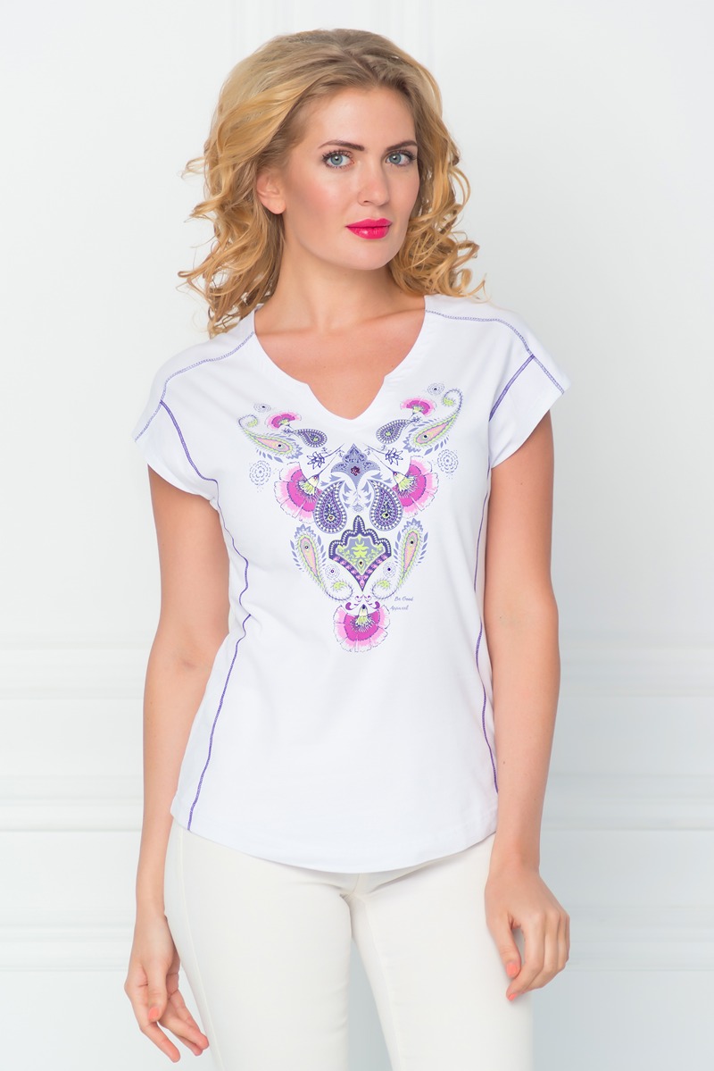 ФутболкаSS16-BGUZ-529 ФутболкаSS16-BGUZ-529Стильная женская футболка BeGood изготовлена из эластичного хлопка. Приталенная модель с фигурным вырезом горловины и короткими цельнокроенными рукавами оформлена оригинальным принтом и декорирована стразами.