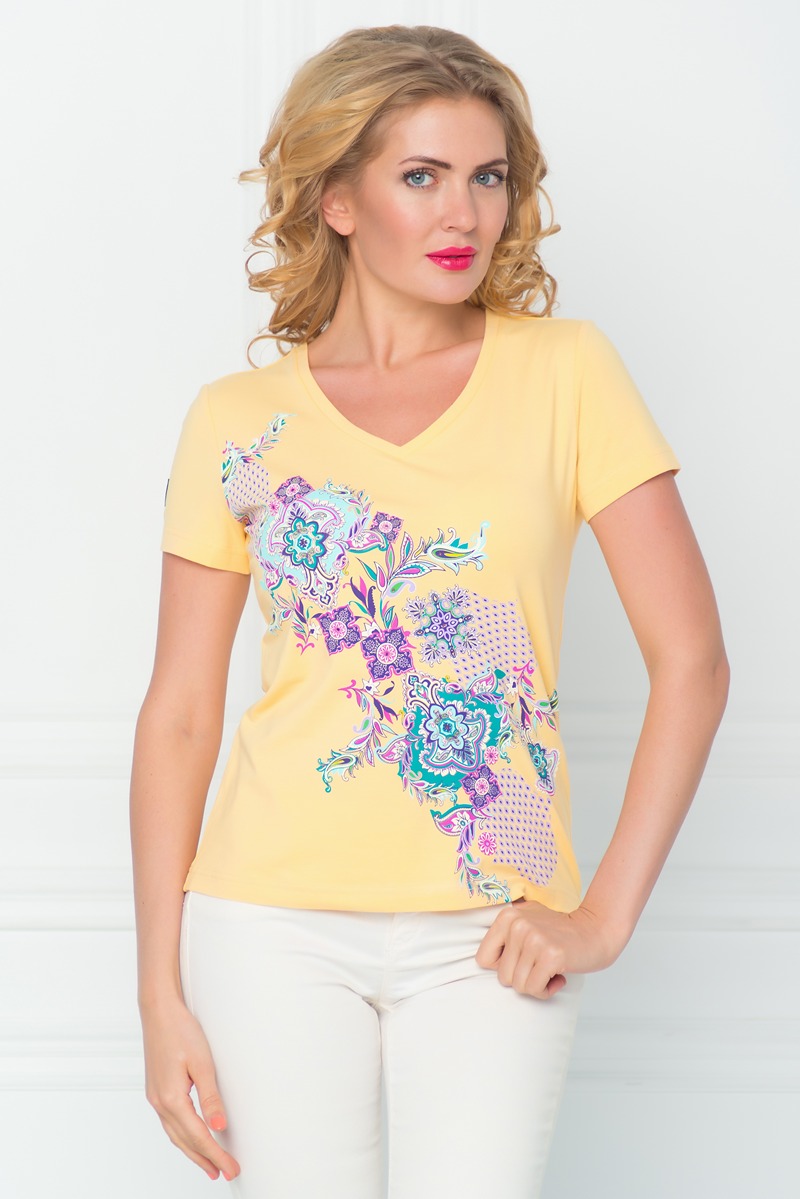 ФутболкаSS16-BGUZ-527 ФутболкаSS16-BGUZ-527Стильная женская футболка BeGood изготовлена из эластичного хлопка. Приталенная модель с короткими рукавами и V-образным вырезом горловины оформлена оригинальным красочным принтом.