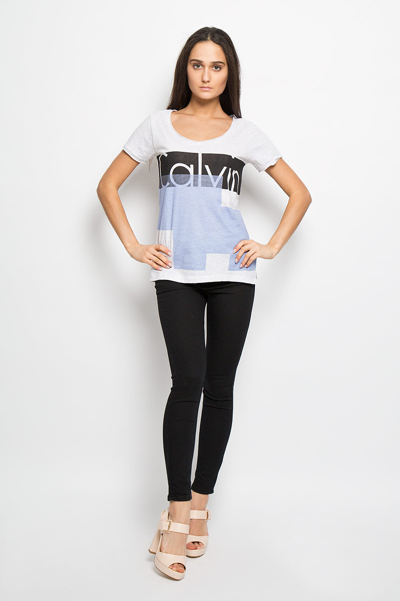 ФутболкаB466008_MILK ФутболкаB466008_MILKЖенская футболка Calvin Klein Jeans поможет создать отличный современный образ в стиле Casual. Модель, изготовленная из 100% хлопка, очень мягкая, тактильно приятная, не сковывает движения и хорошо пропускает воздух. Футболка с V-образным вырезом горловины и короткими рукавами оформлена спереди оригинальным принтом и названием бренда. Нижняя часть модели по боковым швам оформлена разрезами. Вырез горловины и рукава выполнены с эффектом необработанных краев. Такая футболка станет стильным дополнением к вашему гардеробу, она подарит вам комфорт в течение всего дня!
