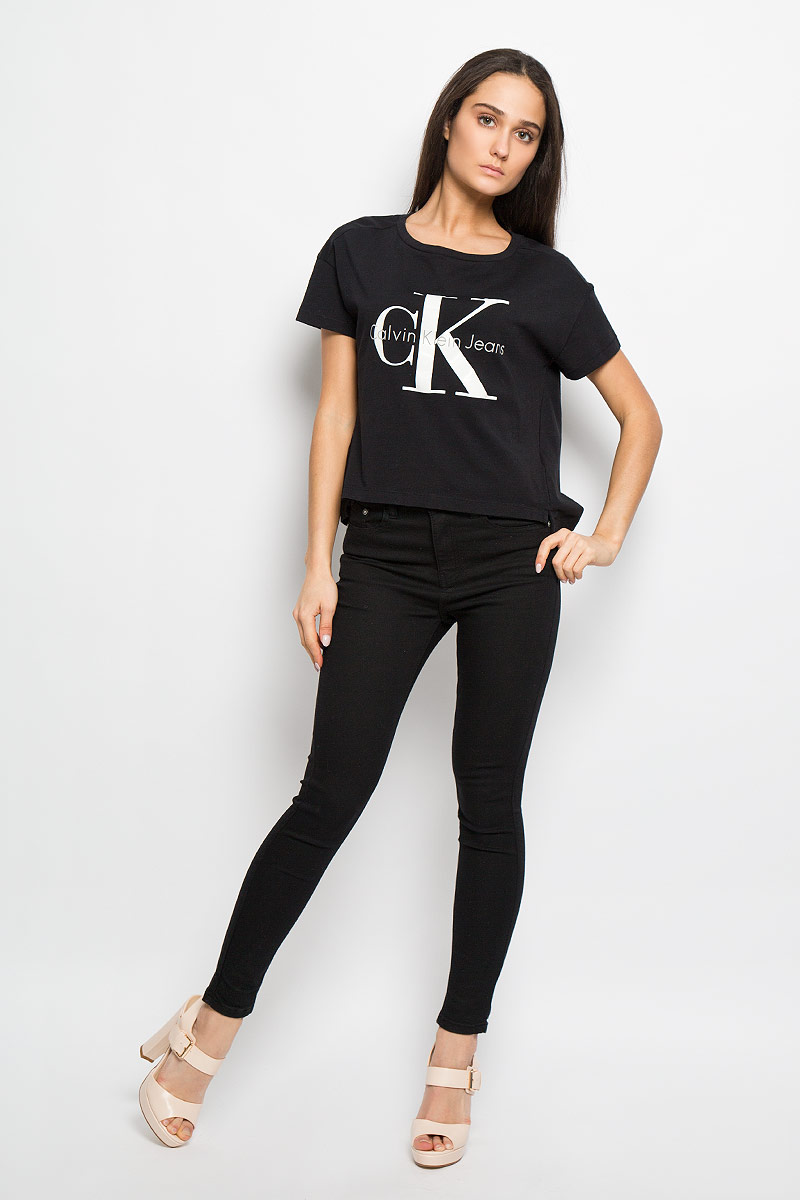 ФутболкаJ2IJ202093_0380 ФутболкаJ2IJ202093_0380Модная женская футболка Calvin Klein выполнена из мягкого натурального хлопка. Материал изделия тактильно приятный, не сковывает движения, позволяет коже дышать. Модель свободного кроя с короткими рукавами и круглым вырезом горловины - идеальный вариант для создания стильного образа. Спинка футболки немного удлинена, по бокам предусмотрены разрезы. На груди изделие оформлено термоаппликацией в виде логотипа бренда. Такая модель подарит вам комфорт в течение всего дня и послужит замечательным дополнением к вашему гардеробу.