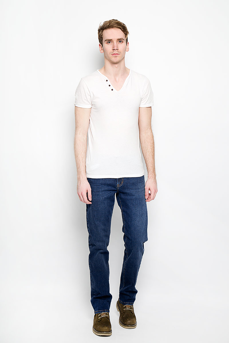 Джинсы мужские. 160119_0965/L160119_0965/L, Blue denim 51700 str., w.medium Джинсы мужские. 160119_0965/L160119_0965/L, Blue denim 51700 str., w.mediumСтильные мужские джинсы F5 - джинсы высочайшего качества на каждый день, которые прекрасно сидят. Модель прямого кроя и средней посадки изготовлена из высококачественного плотного хлопка с небольшим добавлением эластана. Джинсы не сковывают движения и дарят комфорт. Изделие оформлено тертым эффектом и контрастной отстрочкой. Застегиваются джинсы на пуговицу в поясе и ширинку на молнии, имеются шлевки для ремня. Спереди модель оформлена двумя втачными карманами и одним небольшим секретным кармашком, а сзади - двумя накладными карманами. Эти модные и в тоже время комфортные джинсы послужат отличным дополнением к вашему гардеробу. В них вы всегда будете чувствовать себя уютно и комфортно.