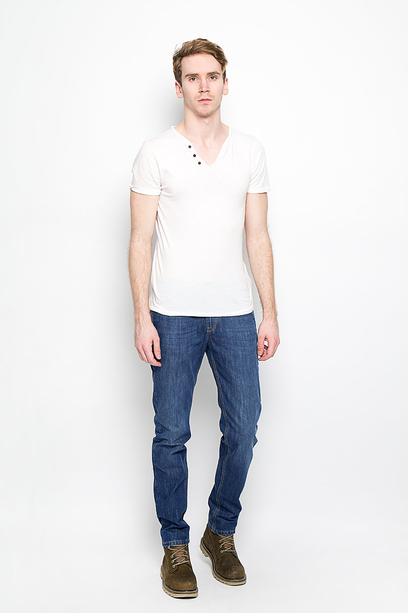 Джинсы мужские. 160127_09543160127_09543, Blue denim Aser, w.medium Джинсы мужские. 160127_09543160127_09543, Blue denim Aser, w.mediumСтильные мужские джинсы F5 - джинсы высочайшего качества на каждый день, которые прекрасно сидят. Джинсы не сковывают движения и дарят комфорт. Модель слегка зауженного кроя и средней посадки изготовлена из высококачественного натурального хлопка. Застегиваются джинсы на пуговицу в поясе и ширинку на молнии, также имеются шлевки для ремня. Спереди модель дополнена двумя втачными карманами и одним небольшим секретным кармашком, а сзади - двумя накладными карманами. Эти модные и в тоже время комфортные джинсы послужат отличным дополнением к вашему гардеробу. В них вы всегда будете чувствовать себя уютно и комфортно.