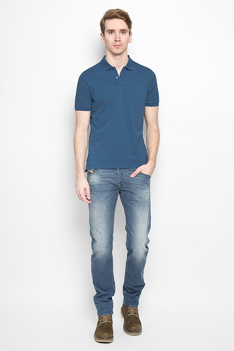 ПолоK3EK300054_4920 ПолоK3EK300054_4920Мужская футболка-поло Calvin Klein поможет создать отличный современный образ. Модель изготовлена из натурального хлопка, очень мягкая, тактильно приятная, не сковывает движения и хорошо пропускает воздух. Футболка-поло с отложным воротником и короткими рукавами застегивается сверху на две пуговицы. Воротник и края рукавов выполнены из трикотажной резинки. Спинка изделия слегка удлинена. По бокам предусмотрены небольшие разрезы. Футболка украшена вышитым логотипом бренда. Такая модель отлично подойдет для повседневной носки и подарит вам комфорт в течение всего дня!