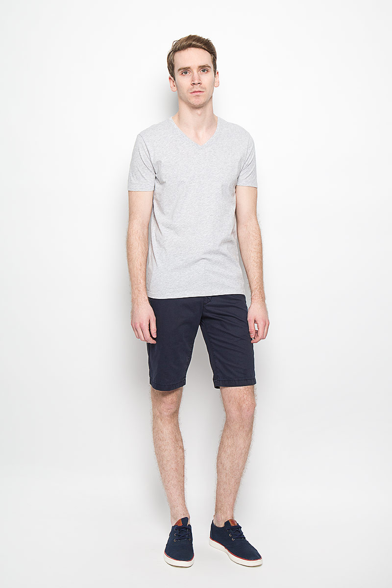 Шорты16215030 Шорты16215030Стильные мужские шорты Marc O`Polo изготовленные из натурального хлопка, необычайно мягкие и приятные на ощупь, не сковывают движения, обеспечивая наибольший комфорт, позволяют коже дышать. Модель прямого покроя на талии застегивается на пластиковую пуговицу, также имеются ширинка на застежке-молнии и шлевки для ремня. Спереди шорты дополнены двумя втачными карманами со скошенными краями и накладным карманом, сзади - двумя прорезными карманами, которые закрываются клапанами и фиксируются пуговицами. Эти шорты - идеальный вариант для жарких летних дней.