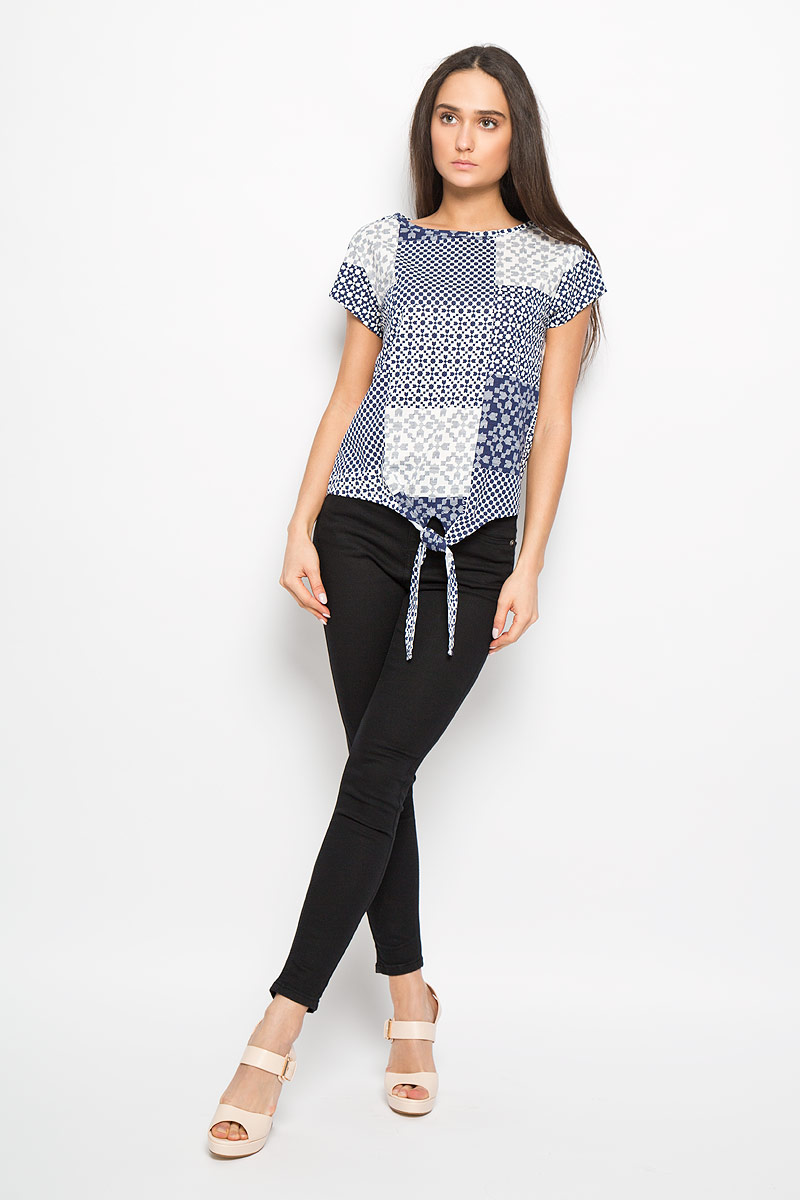 Футболка1034367.00.71_6814 Футболка1034367.00.71_6814Женская футболка Tom Tailor Denim станет отличным дополнением к вашему гардеробу. Модель выполнена из мягкого хлопка, очень приятная на ощупь, не сковывает движения и позволяет коже дышать, обеспечивая наибольший комфорт. Футболка свободного кроя с круглым вырезом горловины и короткими рукавами оформлена орнаментом по всей поверхности. Спереди футболка завязывается на декоративный узел, придающий модели свободу и непринужденность. Дизайн и расцветка делают эту футболку стильным предметом женской одежды, она подчеркнет ваш уникальный стиль.