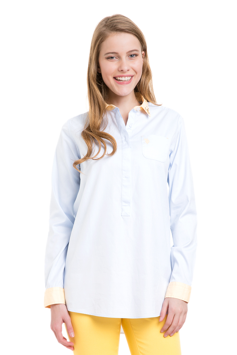 РубашкаG082SZ004TALLMARISSA_VR003 РубашкаG082SZ004TALLMARISSA_VR003Женская рубашка U.S. Polo Assn. выполнена из натурального хлопка. Модель с отложным воротником и длинными рукавами застегивается спереди на пуговицы, которые скрыты за планкой. Воротник украшен декоративными элементами. На манжетах предусмотрены застежки-пуговицы. На груди рубашка дополнена накладным карманом. Спинка изделия немного удлинена.