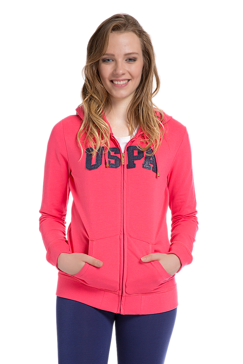 ТолстовкаG082SZ0820SW01_PB0012 ТолстовкаG082SZ0820SW01_PB0012Стильная женская толстовка U.S. Polo Assn. - воплощение комфорта. Толстовка выполнена из мягкого натурального хлопка с добавлением эластана. Модель с длинными рукавами и капюшоном застегивается на пластиковую застежку-молнию. Низ изделия и манжеты отделаны широкой трикотажной резинкой. Спереди модель оформлена принтом в виде надписей. Изделие дополнено двумя боковыми накладными карманами.