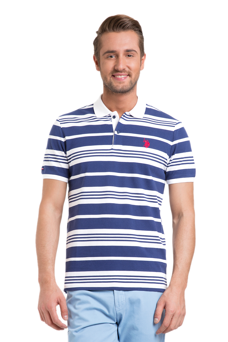 ПолоG081GL0110BATIR_LC0023 ПолоG081GL0110BATIR_LC0023Мужское поло U.S. Polo Assn. изготовлено из натурального хлопка. Модель с отложным воротником и короткими рукавами застегивается сверху на две пуговицы. Воротник и края рукавов выполнены из трикотажной резинки. Поло оформлено контрастными полосками, украшено вышитым логотипом бренда.
