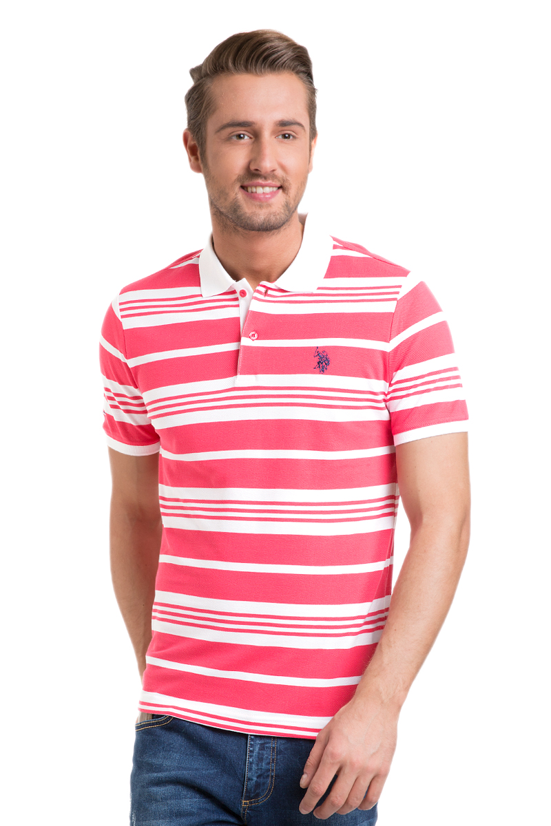 ПолоG081GL0110BATIR_LC0023 ПолоG081GL0110BATIR_LC0023Мужское поло U.S. Polo Assn. изготовлено из натурального хлопка. Модель с отложным воротником и короткими рукавами застегивается сверху на две пуговицы. Воротник и края рукавов выполнены из трикотажной резинки. Поло оформлено контрастными полосками, украшено вышитым логотипом бренда.