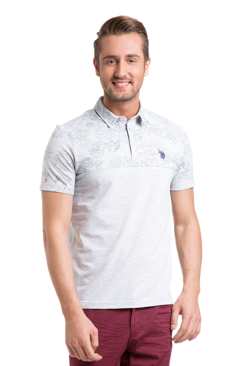 ПолоG081GL0110BAYTA_XX7460 ПолоG081GL0110BAYTA_XX7460Мужское поло U.S. Polo Assn. изготовлено из хлопка и полиэстера. Модель с отложным воротником и короткими рукавами застегивается сверху на три пуговицы. Поло украшено вышитым логотипом бренда.
