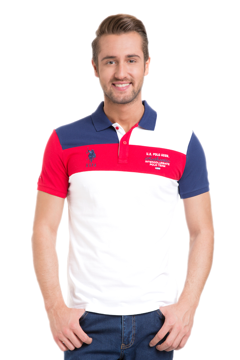 ПолоG081GL0110FILIP_BY0001 ПолоG081GL0110FILIP_BY0001Мужское поло U.S. Polo Assn. изготовлено из натурального хлопка. Модель с отложным воротником и короткими рукавами застегивается сверху на две пуговицы. Воротник и края рукавов выполнены из трикотажной резинки. Поло украшено вышитыми надписями и логотипом бренда.