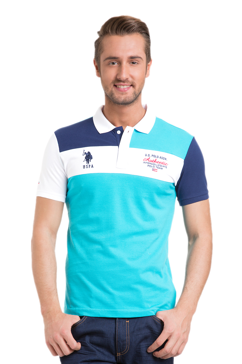 ПолоG081GL0110FILIP_BY0001 ПолоG081GL0110FILIP_BY0001Мужское поло U.S. Polo Assn. изготовлено из натурального хлопка. Модель с отложным воротником и короткими рукавами застегивается сверху на две пуговицы. Воротник и края рукавов выполнены из трикотажной резинки. Поло украшено вышитыми надписями и логотипом бренда.