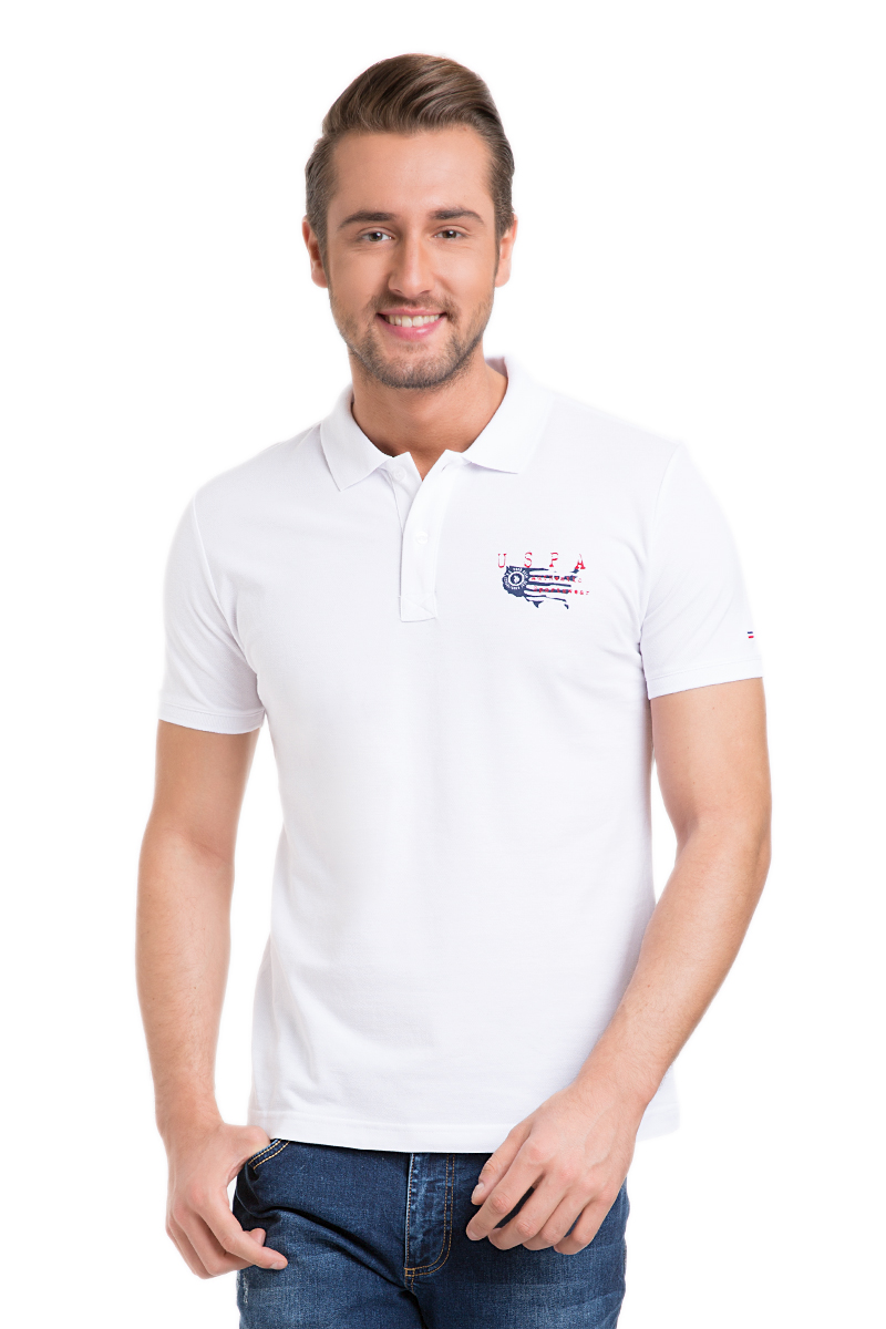 ПолоG081GL0110FYODOR_BY0001 ПолоG081GL0110FYODOR_BY0001Мужское поло U.S. Polo Assn. изготовлено из натурального хлопка. Модель с отложным воротником и короткими рукавами застегивается сверху на две пуговицы. Воротник и края рукавов выполнены из трикотажной резинки. Поло украшено принтом с символикой бренда.