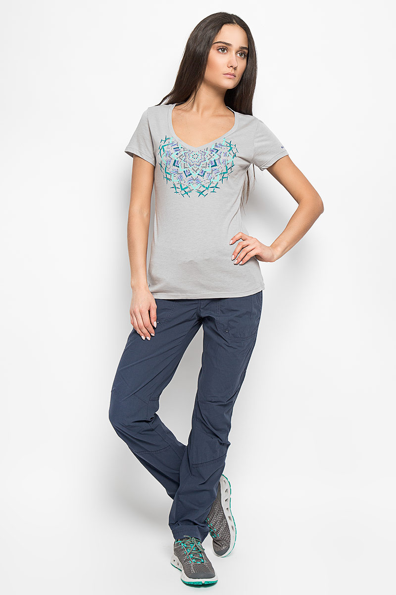Футболка женская Kaleidoscope Medallion SS Tee. 16558511655851_039 Футболка женская Kaleidoscope Medallion SS Tee. 16558511655851_039Стильная женская футболка Columbia Kaleidoscope Medallion SS Tee поможет создать отличный современный образ. Модель изготовлена из высококачественных материалов с оригинальной текстурой. Она очень мягкая, тактильно приятная, не сковывает движения и хорошо пропускает воздух. Футболка с V-образным вырезом горловины и короткими рукавами оформлена спереди оригинальным принтом. Такая футболка станет стильным дополнением к вашему гардеробу, она подарит вам комфорт в течение всего дня!