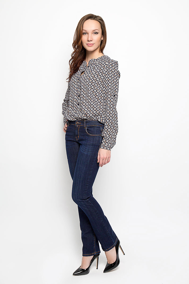 Джинсы женские. 160143_19599160143_ 19599, Blue denim 5002 str., w.dark Джинсы женские. 160143_19599160143_ 19599, Blue denim 5002 str., w.darkСтильные женские джинсы F5, выполненные из эластичного хлопка подчеркнут достоинства вашей фигуры. Модель со средней высотой талии и прямая к низу станет отличным дополнением к вашему современному образу. Джинсы застегиваются на металлическую пуговицу в поясе и ширинку на застежке-молнии, имеются шлевки для ремня. Спереди модель дополнена двумя прорезными карманами и одним маленьким секретным кармашком, а сзади - двумя накладными карманами. Эти модные и в тоже время комфортные джинсы послужат отличным дополнением к вашему гардеробу.
