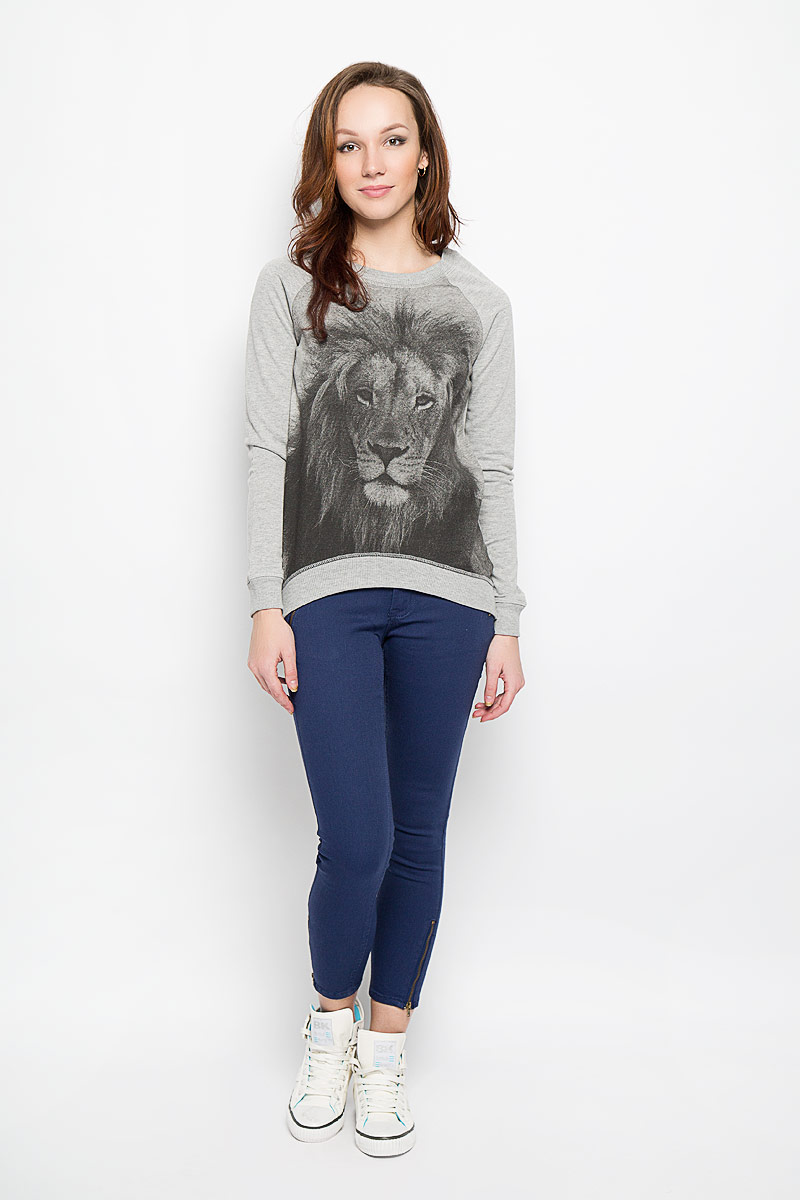 СвитшотL-BL-2013_GREY_MEL СвитшотL-BL-2013_GREY_MELСтильный женский свитшот Moodo выполненный из хлопка с добавлением полиэстера, будет отличным дополнением в вашем гардеробе. Модель прямого кроя с длинными рукавами-реглан и круглым вырезом горловины оформлена оригинальным принтом в виде изображения льва. Вырез горловины, манжеты и низ кофты выполнены вязкой резинка. Спинка немного удлинена. Классический покрой, лаконичный дизайн, безукоризненное качество. Идеальный вариант для тех, кто ценит комфорт и качество.