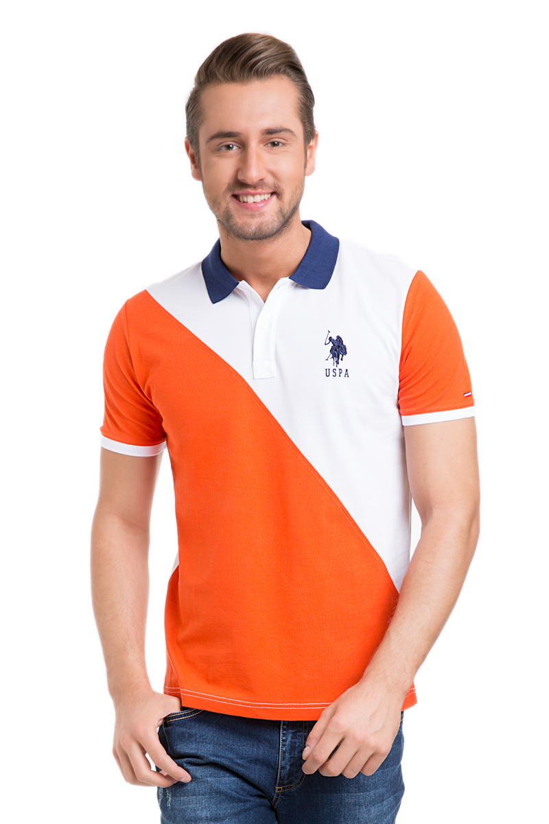 ПолоG081GL0110IGME_KR0182 ПолоG081GL0110IGME_KR0182Мужское поло U.S. Polo Assn. изготовлено из натурального хлопка. Модель с отложным воротником и короткими рукавами застегивается сверху на две пуговицы. Воротник и края рукавов выполнены из трикотажной резинки. Поло украшено вышитым логотипом бренда и нашивкой.