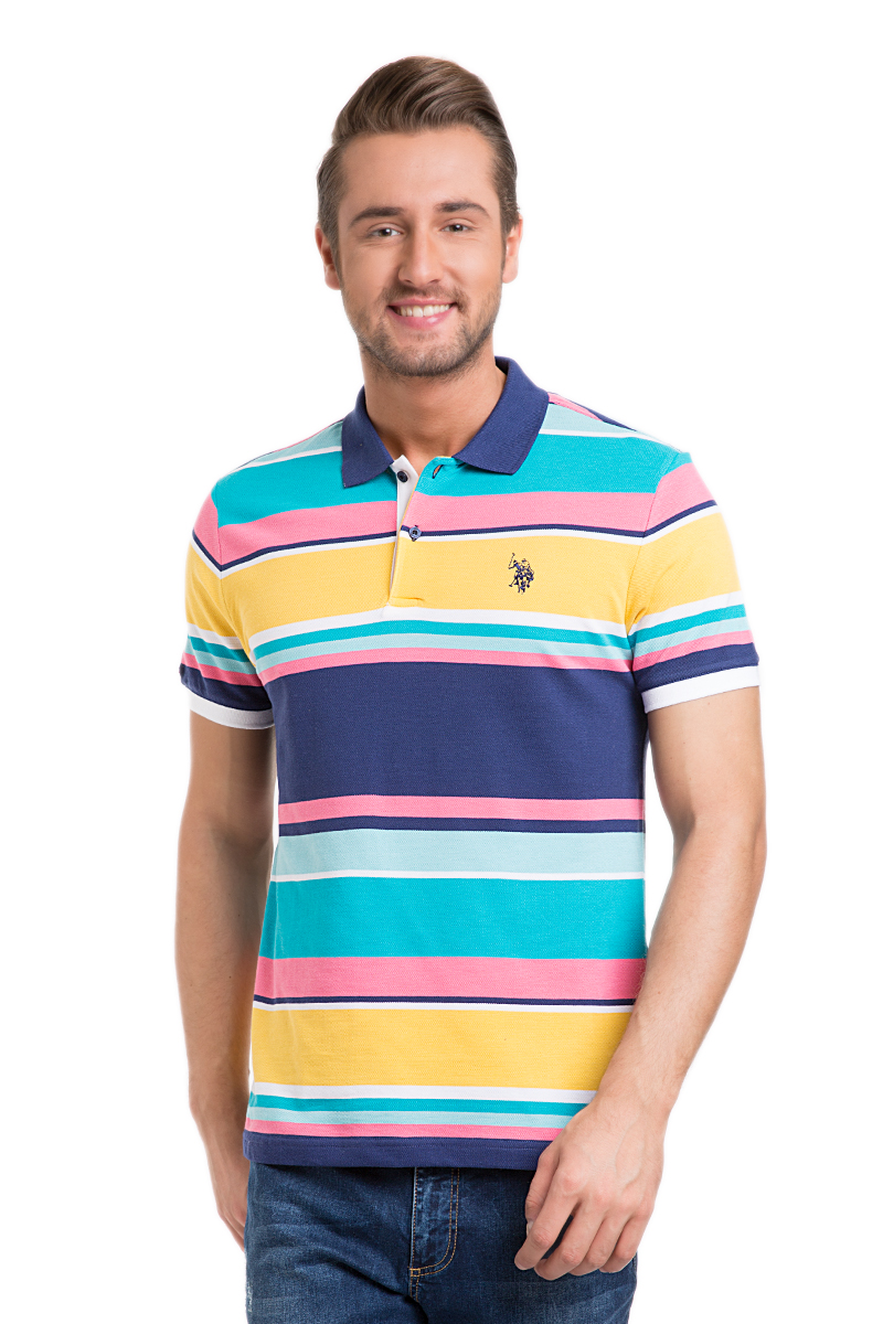 ПолоG081GL0110IGOR_LC0023 ПолоG081GL0110IGOR_LC0023Мужское поло U.S. Polo Assn. изготовлено из натурального хлопка. Модель с отложным воротником и короткими рукавами застегивается сверху на две пуговицы. Воротник и края рукавов выполнены из трикотажной резинки. Поло оформлено контрастными полосками и украшено вышитым логотипом бренда.
