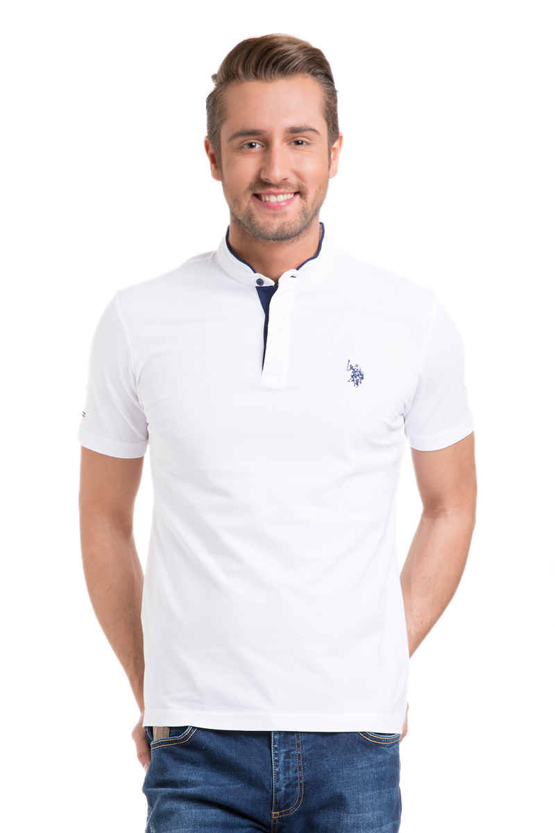 ПолоG081GL0110MENGEN_BY0001 ПолоG081GL0110MENGEN_BY0001Стильное мужское поло U.S. Polo Assn. выполнено из натурального хлопка. Футболка с воротником-стойкой и короткими рукавами застегивается сверху на три пуговицы. Модель украшена вышитым логотипом бренда.