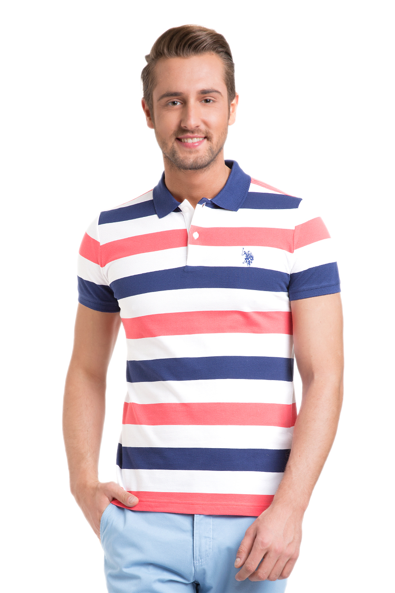 ПолоG081GL0110PERU_KR0153 ПолоG081GL0110PERU_KR0153Мужское поло U.S. Polo Assn. изготовлено из натурального хлопка. Модель с отложным воротником и короткими рукавами застегивается сверху на пуговицы. Воротник и края рукавов выполнены из трикотажной резинки. Изделие оформлено контрастными полосками, украшено вышитым логотипом бренда.