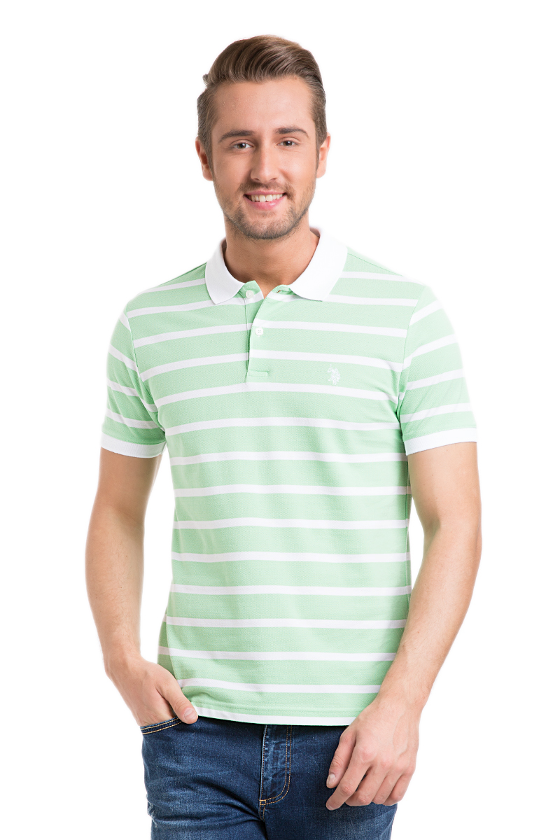 ПолоG081GL0110RINGEL1_710 ПолоG081GL0110RINGEL1_710Мужское поло U.S. Polo Assn. изготовлено из натурального хлопка. Модель с отложным воротником и короткими рукавами застегивается сверху на две пуговицы. Воротник и края рукавов выполнены из трикотажной резинки. Поло украшено вышитым логотипом бренда.