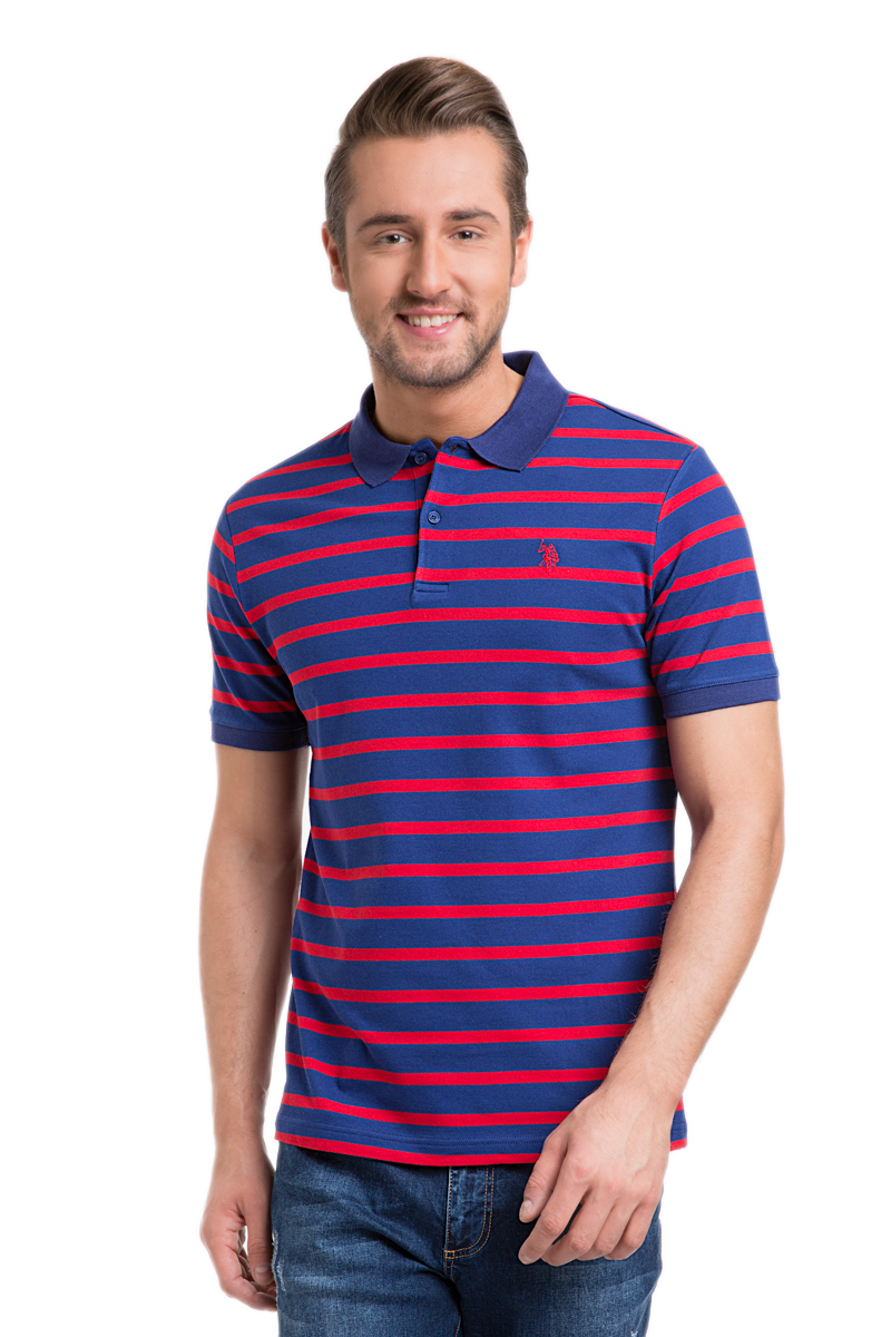 ПолоG081GL0110RINGEL8_203 ПолоG081GL0110RINGEL8_203Стильное мужское поло U.S. Polo Assn. изготовлено из эластичного хлопка. Модель с отложным воротником и короткими рукавами застегивается сверху на две пуговицы. Воротник и края рукавов выполнены из трикотажной резинки. Поло оформлено контрастными полосками, украшено вышитым логотипом бренда.