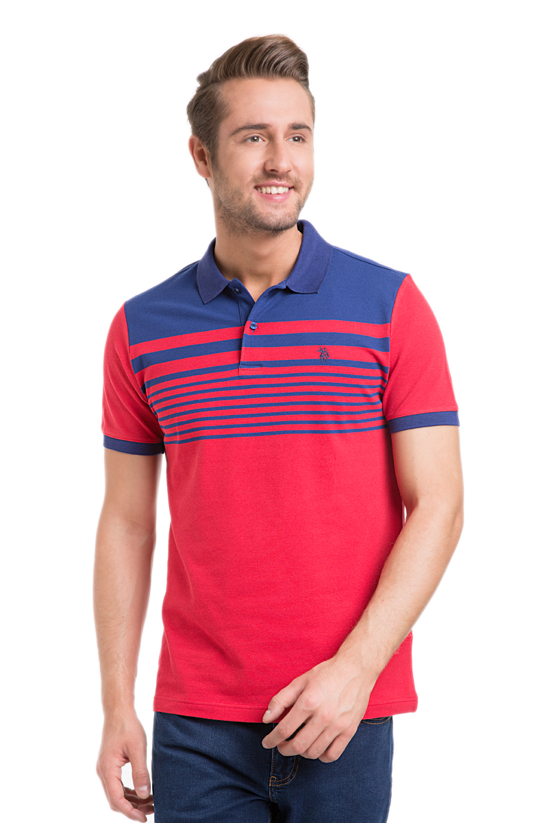 ПолоG081GL0110RINGEL9_203 ПолоG081GL0110RINGEL9_203Мужское поло U.S. Polo Assn. изготовлено из эластичного хлопка. Модель с отложным воротником и короткими рукавами застегивается сверху на две пуговицы. Воротник и края рукавов выполнены из трикотажной резинки. Поло оформлено контрастными полосками, украшено вышитым логотипом бренда.