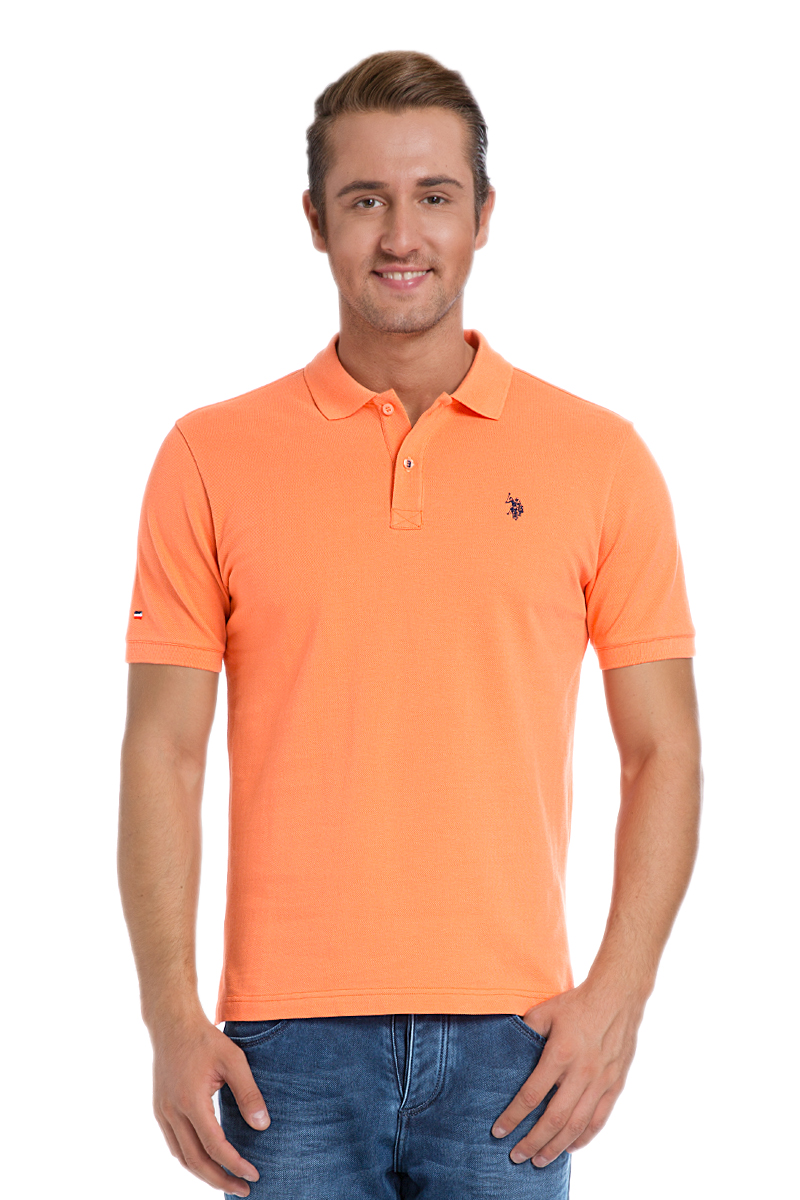 ПолоG081SZ0110TP03IY6_MV0342 ПолоG081SZ0110TP03IY6_MV0342Стильная мужская футболка-поло U.S. Polo Assn., выполненная из натурального хлопка, обладает высокой теплопроводностью, воздухопроницаемостью и гигроскопичностью, позволяет коже дышать. Модель с короткими рукавами и отложным воротником - идеальный вариант для создания оригинального современного образа. Сверху футболка-поло застегивается на две пуговицы. Воротник и низ рукавов выполнены из трикотажной резинки. Модель оформлена на груди небольшой вышивкой. Снизу по бокам имеются небольшие разрезы.