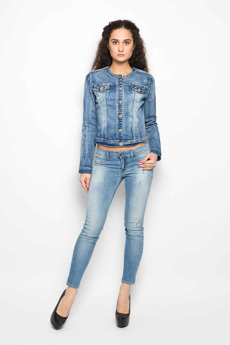 КурткаL-KP-2001_BLUE КурткаL-KP-2001_BLUEСтильная женская куртка Moodo, изготовленная из хлопка с добавлением полиэстера и эластана, легкая и комфортная, прекрасно подойдет для прогулок в прохладное время года. Модель с длинными рукавами и круглым вырезом горловины застегивается на пуговицы. На груди расположены два прорезных кармана с клапанами на пуговицах. Манжеты рукавов также застегиваются на пуговицы. Такая куртка отлично дополнит ваш образ и позволит выделиться из толпы.