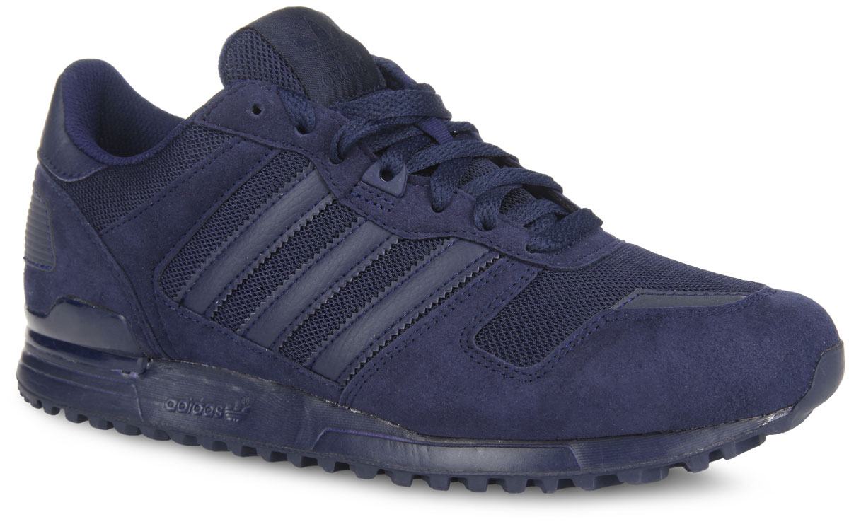 Кроссовки мужские Zx 700. S79186S79186 Кроссовки мужские Zx 700. S79186S79186Мужские кроссовки от Adidas ZX 700 займут достойное место в вашем гардеробе. Модель выполнена из искусственной кожи разной фактуры и текстиля. Верх изделия оформлен шнуровкой, которая надежно фиксирует обувь на ноге. Подкладка, исполненная из текстиля, и стелька из ЭВА материала с текстильным верхним покрытием обеспечат комфорт и уют. Стабилизатор пятки, изначально созданный для контроля подвижности стопы и уменьшения вероятности травм при беге, сегодня носит декоративную функцию и является одной из отличительных особенностей всех моделей ZX. По бокам кроссовки декорированы тремя фирменными полосками, сбоку и на заднике - тиснением в виде логотипа бренда, на язычке - текстильной нашивкой. Легкая промежуточная подошва из ортопедического материала EVA обладает высокой износостойкостью и обеспечивает идеальную амортизацию при ходьбе в течение всего дня. Подошва с рельефным протектором обеспечит прочное сцепление с любой поверхностью.
