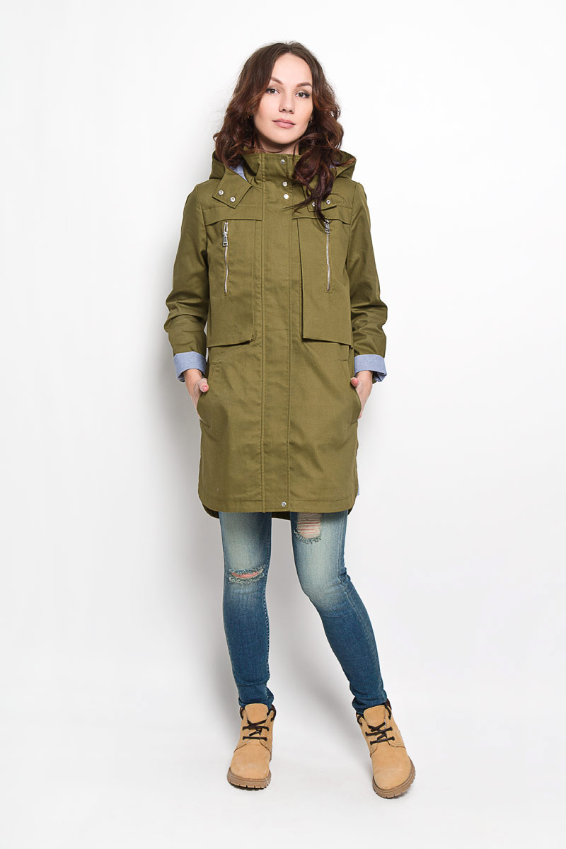 Плащ3820857.00.71_6724 Плащ3820857.00.71_6724Стильное женское пальто Tom Tailor Denim выполнено из натурального хлопка и рассчитана на прохладную погоду. Она поможет вам почувствовать себя максимально комфортно и стильно. Модель с длинными рукавами, воротником-стойкой и не съемным капюшоном застегивается на застежку-молнию и дополнительно ветрозащитным клапаном на кнопки. Низ рукава дополнен небольшим хлястиком на кнопке, за счет которого можно регулировать длину рукава. Куртка спереди дополнена двумя оригинальными накладными карманами на вертикальной застежке-молнии и двумя прорезными карманами, а сзади отлетной кокеткой закрепленной кнопкой. Спинка немного удлинена. В этом пальто вам будет комфортно. Модная фактура ткани, отличное качество, великолепный дизайн.