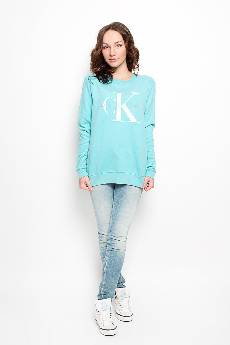 СвитшотJ2IJ202091 СвитшотJ2IJ202091Стильный женский свитшот Calvin Klein Jeans, выполненный из натурального хлопка, невероятно мягкий и приятный на ощупь. Модель с длинными рукавами и круглым вырезом горловины оформлена спереди логотипом бренда. Вырез горловины, манжеты и низ изделия дополнены трикотажными резинками.