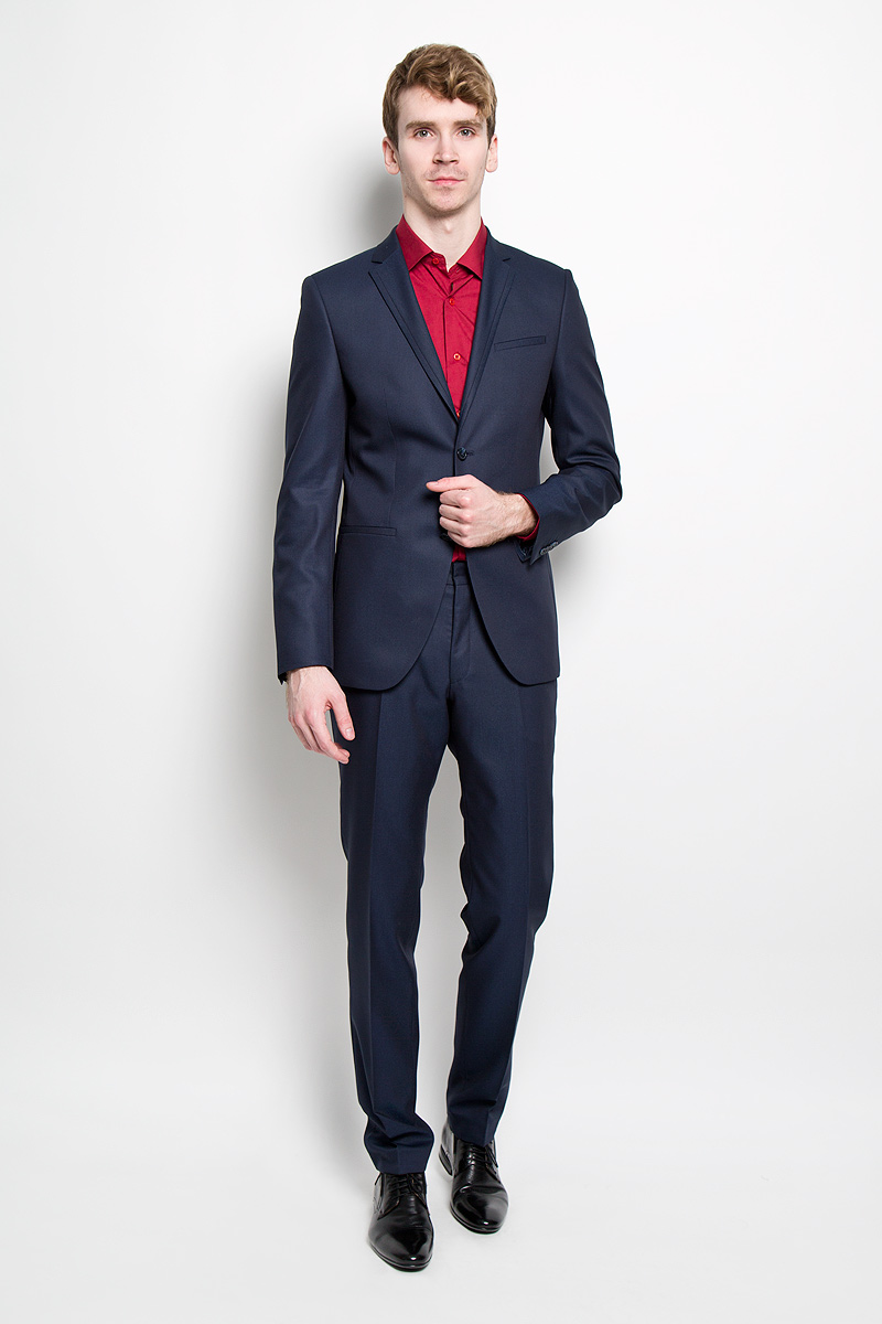 Костюм1639-VA-439S Костюм1639-VA-439SМужской костюм Valenti силуэта Slim идеально подойдет обладателям стройной фигуры. Костюм, состоящий из пиджака и брюк, изготовлен из высококачественного материала. Подкладка изделий выполнена из полиэстера. Приталенный пиджак с длинными рукавами и воротником с высоким раскепом и отрезной обтачкой по краю лацкана. Модель дополнена прорезным карманом на груди и двумя прорезными карманами в нижней части изделия. Внутри находятся два прорезных кармана, один из которых застегивается на пуговицу. Низ рукавов декорирован пришитыми пуговицами. Спинка дополнена двумя шлицами. Зауженные брюки низкой посадки со стрелками на поясе застегиваются на две пуговицы и металлический крючок, также имеются ширинка на застежке-молнии и шлевки для ремня. Спереди модель дополнена двумя втачными карманами со скошенными краями, а сзади - прорезным карманом на пуговице. Этот модный и в то же время комфортный костюм - отличный вариант для офиса и торжеств. Благодаря классическому фасону он...