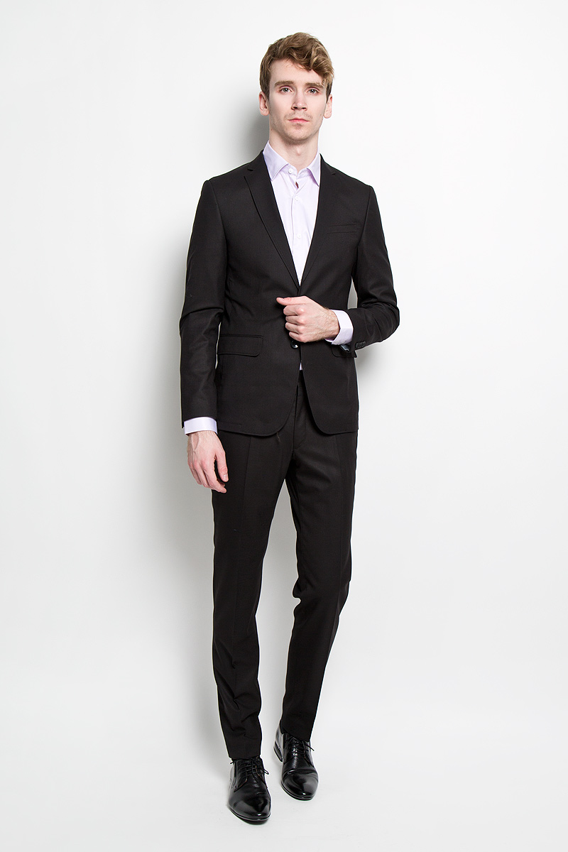 Костюм8547-VM-444S Костюм8547-VM-444SСтильный мужской костюм Valenti силуэта Slim идеально подойдет обладателям стройной фигуры. Костюм, состоящий из пиджака и брюк, изготовлен из высококачественного материала. Подкладка изделий выполнена из полиэстера. Приталенный пиджак с длинными рукавами и воротником с лацканами дополнен прорезным карманом на груди и двумя прорезными карманами с клапанами в нижней части изделия. С внутренней стороны находятся два прорезных кармана, один из которых застегивается на пуговицу. Низ рукавов украшен декоративными пуговицами. Спинка дополнена одной шлицей. Застегивается пиджак на две пуговицы. Брюки заниженной посадки со стрелками застегиваются на крючок в поясе и ширинку на застежке-молнии, и дополнительно на пуговицу. Брюки имеют шлевки для ремня. Спереди модель дополнена двумя втачными карманами со скошенными краями, а сзади - прорезным карманом на пуговице. Этот модный и в то же время комфортный костюм - отличный вариант для офиса и торжеств. Благодаря классическому...