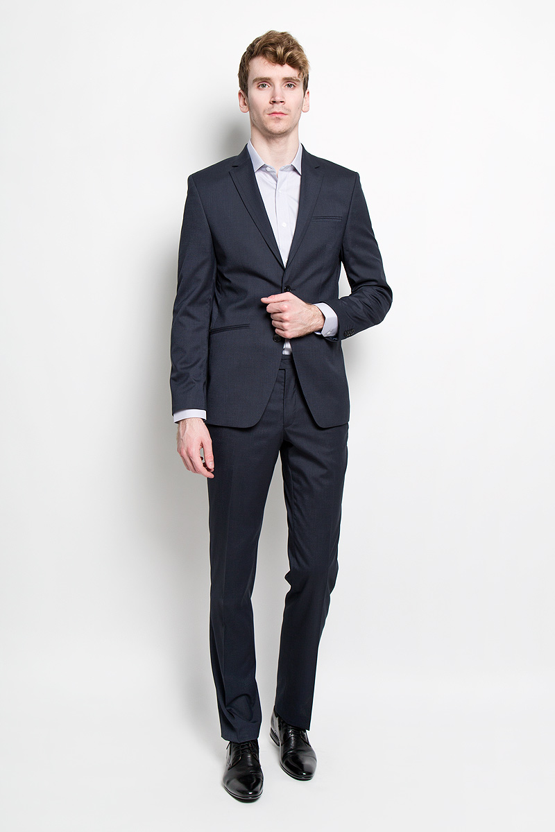 Костюм1518-VA-431S Костюм1518-VA-431SСтильный мужской костюм Valenti силуэта Slim идеально подойдет обладателям стройной фигуры. Костюм, состоящий из пиджака и брюк, изготовлен из высококачественного материала. Подкладка изделий выполнена из полиэстера. Приталенный пиджак с длинными рукавами и воротником с лацканами дополнен прорезным карманом на груди и двумя прорезными карманами в нижней части изделия. С внутренней стороны находятся два прорезных кармана, один из которых застегивается на пуговицу. Низ рукавов украшен декоративными пуговицами. Спинка дополнена одной шлицей. Застегивается пиджак на две пуговицы. Брюки заниженной посадки со стрелками застегиваются на пуговицу и крючок в поясе, ширинку на застежке-молнии, и дополнительно еще одну на пуговицу. Брюки имеют шлевки для ремня. Спереди модель дополнена двумя втачными карманами со скошенными краями, а сзади - прорезным карманом на пуговице. Этот модный и в то же время комфортный костюм - отличный вариант для офиса и торжеств. Благодаря...