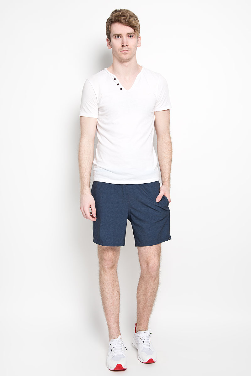ШортыEQYJV03080-BYJ6 ШортыEQYJV03080-BYJ6Мужские шорты Quiksilver, изготовленные из эластичного материала, необычайно мягкие и приятные на ощупь, не сковывают движения, не раздражают даже самую нежную и чувствительную кожу, обеспечивая наибольший комфорт. Подкладка изделия выполнена из высококачественного полиэстера. Шорты на талии имеют широкую эластичную резинку со скрытым шнурком. Имеется имитация ширинки. Спереди модель дополнена двумя втачными карманами, а сзади - двумя прорезными карманами на липучках. Вшитая сетчатая вставка в виде трусов-слипов обеспечивает удобство и комфорт. Изделие оформлено небольшими текстильными нашивками с символикой бренда. Такие шорты идеально подойдут для занятий спортом и повседневной носки.