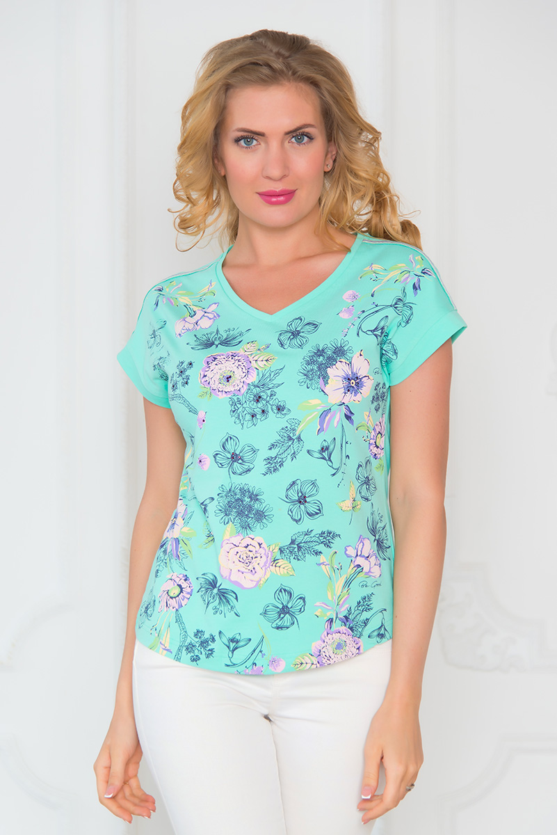 ФутболкаSS16-BGUZ-543 ФутболкаSS16-BGUZ-543Стильная женская футболка BeGood изготовлена из эластичного хлопка. Приталенная модель с V-образным вырезом горловины и короткими цельнокроенными рукавами оформлена цветочным принтом и декорирована стразами.