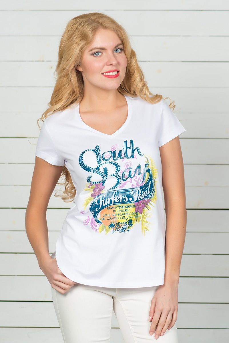 ФутболкаSS16-BGUZ-523 ФутболкаSS16-BGUZ-523Стильная женская футболка BeGood, выполненная из эластичного хлопка, обладает высокой теплопроводностью, воздухопроницаемостью и гигроскопичностью, позволяет коже дышать. Модель с короткими рукавами и V-образным вырезом горловины - идеальный вариант для создания стильного современного образа. Футболка оформлена ярким принтом с цветами и надписями. По низу модель имеет закругленную форму.