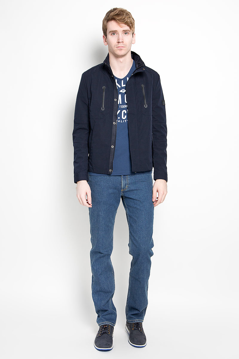 ВетровкаJJT-161-21001-U1 ВетровкаJJT-161-21001-U1Стильная мужская куртка Calvin Klein Jeans, рассчитанная на прохладную погоду, поможет вам почувствовать себя максимально комфортно. Модель изготовлена из высококачественного полиэстера. Подкладка изделия выполнена из полиэстера с добавлением хлопка. Модель с воротником-стойкой застегивается по всей длине на молнию и дополнительно клапаном на кнопках. Манжеты рукавов застегиваются на кнопки. Модель дополнена двумя прорезными карманами на молниях на груди, а также двумя карманами по бокам. На левом рукаве изделие декорировано прорезиненной нашивкой с логотипом бренда. Рукава и спинка декорированы вставками, выполненными из материала подкладки модели. Модная фактура ткани, отличное качество и великолепный дизайн делают эту куртку достойным атрибутом вашего гардероба.