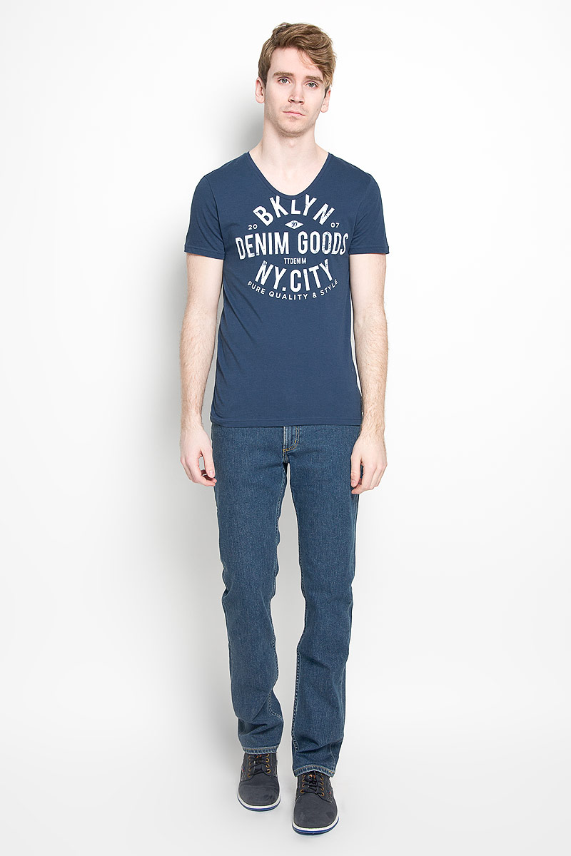 Футболка мужская Denim. 1035674.00.121035674.00.12_6748 Футболка мужская Denim. 1035674.00.121035674.00.12_6748Стильная мужская футболка Tom Tailor Denim, изготовленная из натурального хлопка, прекрасно подойдет для повседневной носки. Материал очень мягкий и приятный на ощупь, не сковывает движения и позволяет коже дышать. Модель с короткими рукавами и V-образным вырезом горловины оформлена принтовыми надписями. Такая модель будет дарить вам комфорт в течение всего дня и станет стильным дополнением к вашему гардеробу.