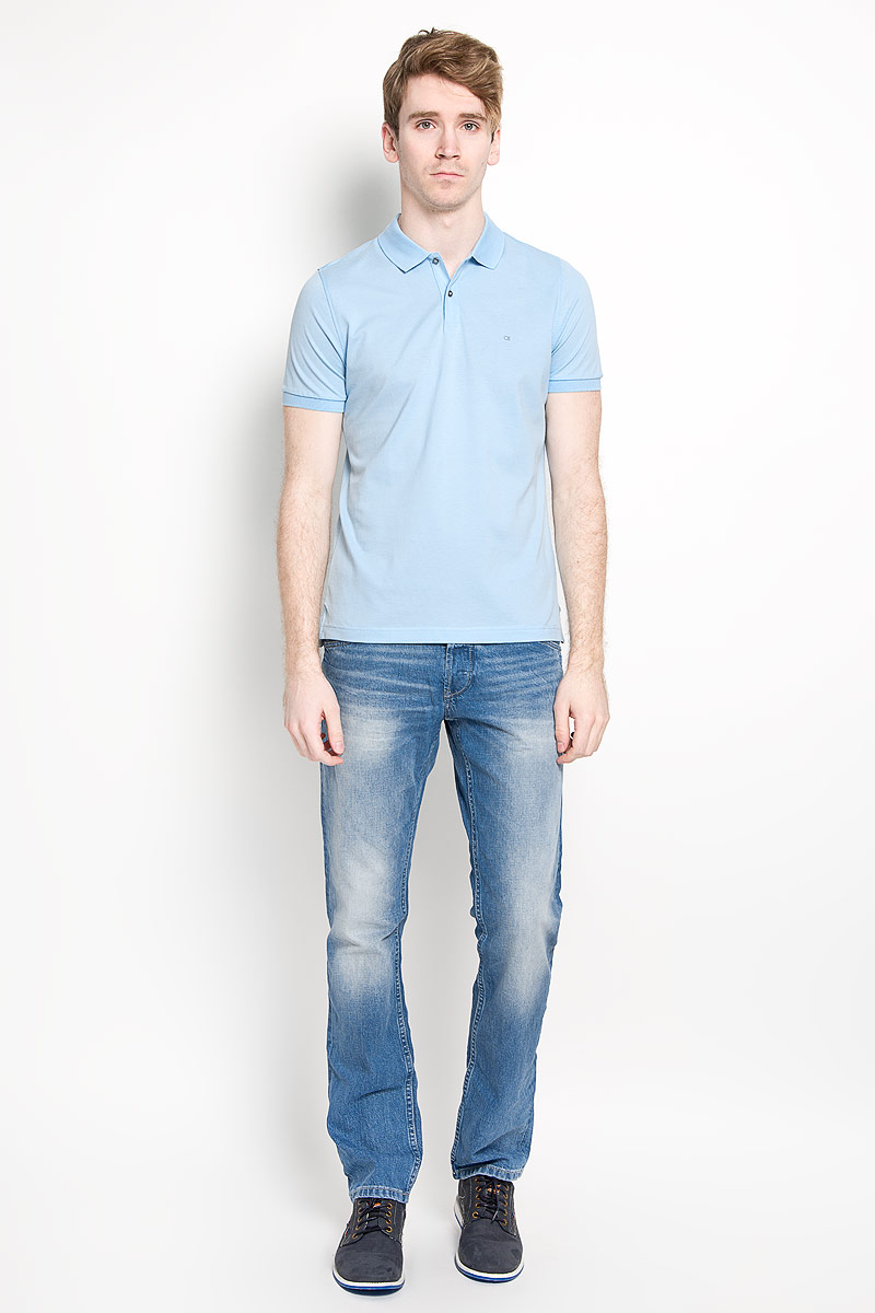 ПолоK3EK300054_4920 ПолоK3EK300054_4920Мужская футболка-поло Calvin Klein поможет создать отличный современный образ. Модель изготовлена из натурального хлопка, очень мягкая, тактильно приятная, не сковывает движения и хорошо пропускает воздух. Футболка-поло с отложным воротником и короткими рукавами застегивается сверху на две пуговицы. Воротник и края рукавов выполнены из трикотажной резинки. Спинка изделия слегка удлинена. По бокам предусмотрены небольшие разрезы. Футболка украшена вышитым логотипом бренда. Такая модель отлично подойдет для повседневной носки и подарит вам комфорт в течение всего дня!