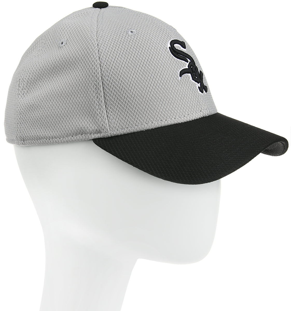 Бейсболка Chicago White Sox. 11210303-BLK11210303-BLK Бейсболка Chicago White Sox. 11210303-BLK11210303-BLKСтильная бейсболка New Era Chicago White Sox, выполненная из полиэстера, идеальна для каждодневного использования. Модель с комфортной и мягкой посадкой на голове надежно защитит вас от солнца и ветра. Бейсболка имеет классическую конструкцию из шести панелей и специальные вентиляционные отверстия. Изделие оформлено объемной вышивкой. Превосходное качество и высочайший комфорт сделали эту бейсболку очень популярной. Эта модель станет отличным аксессуаром и дополнит ваш повседневный образ.