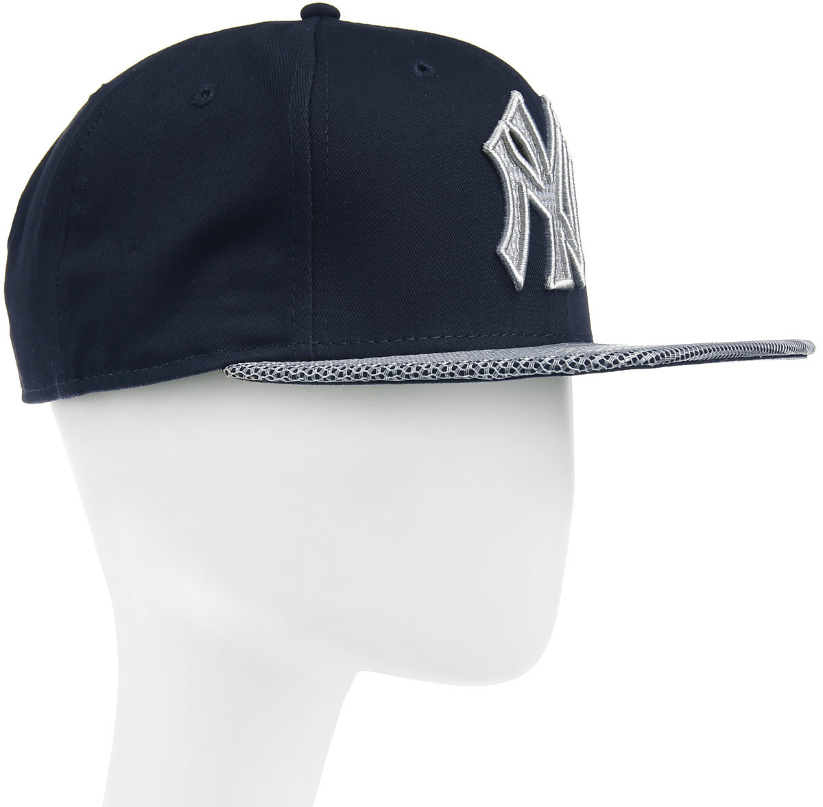 Бейсболка New York Yankees. 11210225-NVY11210225-NVY Бейсболка New York Yankees. 11210225-NVY11210225-NVYСтильная бейсболка New Era New York Yankees, выполненная из натурального хлопка, идеальна для каждодневного использования. Модель с комфортной и мягкой посадкой на голове надежно защитит вас от солнца и ветра. Бейсболка имеет классическую конструкцию из шести панелей и специальные вентиляционные отверстия. Изделие оформлено объемной вышивкой. Объем бейсболки регулируется с помощью пластикового фиксатора. Превосходное качество и высочайший комфорт сделали эту бейсболку очень популярной. Эта модель станет отличным аксессуаром и дополнит ваш повседневный образ.