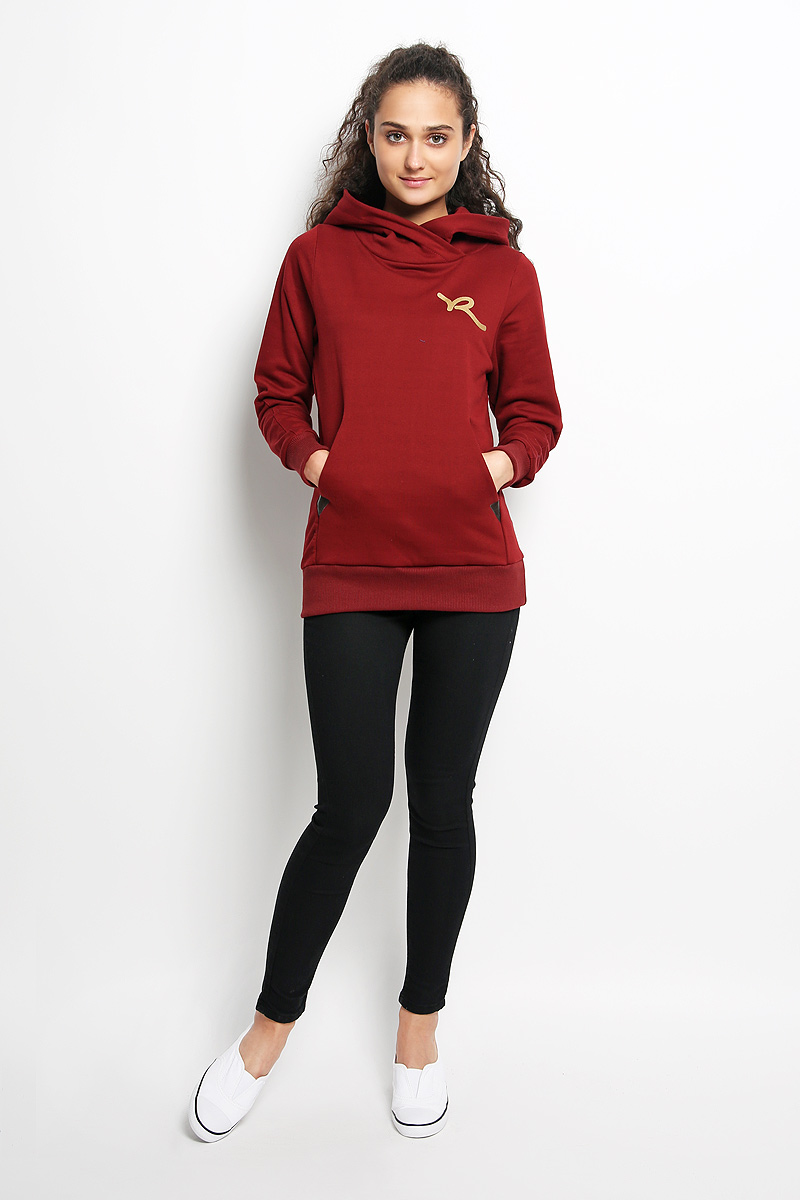 ХудиR031502 ХудиR031502Женское худи Rocawear, изготовленное из натурального хлопка, не сковывает движения, обладает хорошей гигроскопичностью и позволяет коже дышать. Лицевая сторона изделия гладкая, изнаночная - с мягким начесом, что обеспечивает сохранность тепла и защищает от непогоды. Модель приталенного кроя с капюшоном и длинными рукавами незаменима как для занятия спортом, так и для повседневной носки. Низ рукавов и нижняя часть изделия дополнены эластичными резинками. Спереди предусмотрен два вместительный карман кенгуру. На груди худи оформлено принтом в виде логотипа бренда. Такая модель станет стильным дополнением к вашему гардеробу и подарит вам комфорт в течение всего дня!
