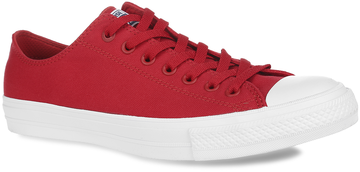 Кеды Chuck Taylor All Star II OX. 150151150151 Кеды Chuck Taylor All Star II OX. 150151150151Модные кеды Chuck Taylor All Star II OX от Converse займут достойное место среди вашей коллекции спортивной обуви. Модель выполнена из прочного текстиля и оформлена на язычке фирменной текстильной нашивкой, на подошве сзади - прорезиненной накладкой, на одной из боковых сторон - люверсами. Мыс изделия дополнен классической для кед прорезиненной вставкой. Шнуровка обеспечивает надежную фиксацию обуви на ноге. Подкладка, изготовленная из текстиля и искусственных материалов, предотвратит натирание. Инновационная стелька Lunarlon с текстильным верхним покрытием меняет свою форму в зависимости от давления, наклона и индивидуальных особенностей ступни, а также подстраивается под каждое движение. Она не только смягчает контакт с поверхностью, но и при каждом шаге гарантированно возвращает часть затраченной энергии. Гибкая резиновая подошва с рифлением гарантирует идеальное сцепление с любыми поверхностями. В таких кедах вашим ногам будет комфортно и уютно.
