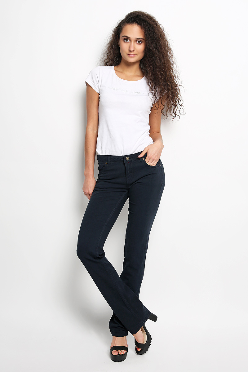 Брюки160159_1950_Gabardine Str., Dark Navy Брюки160159_1950_Gabardine Str., Dark NavyСтильные женские брюки F5 станут отличным дополнением к вашему гардеробу. Изготовленные из эластичного хлопка, они мягкие, тактильно приятные, не сковывают движения и позволяют коже дышать, обеспечивая комфорт. Брюки на поясе застегиваются на металлическую пуговицу и имеют ширинку на застежке-молнии, а также шлевки для ремня. Спереди расположены два втачных кармана и один маленький накладной, сзади - два накладных кармана. Брюки идеально дополнят повседневный образ, а также обеспечат комфорт и удобство в течение всего дня.