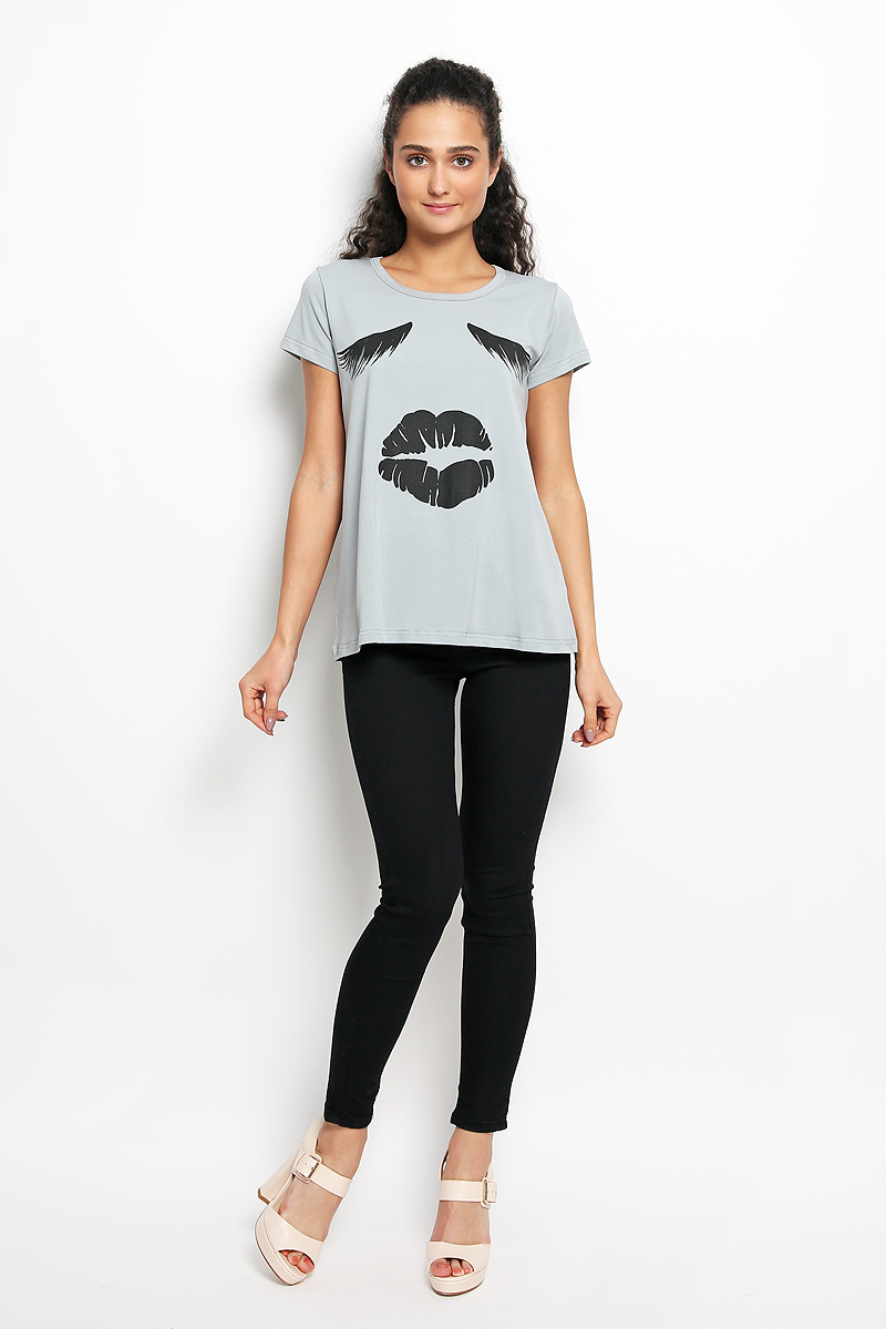 ФутболкаR011635 ФутболкаR011635Женская футболка Rocawear, выполненная из эластичного хлопка, поможет создать отличный современный образ. Материал очень мягкий и приятный на ощупь, не сковывает движения и хорошо вентилируется. Футболка с круглым вырезом горловины и короткими рукавами имеет свободный крой. Вырез горловины дополнен мягкой бейкой. Оформлена модель оригинальным принтом. Стильный дизайн и высокое качество исполнения принесут удовольствие от покупки и подарят отличное настроение!